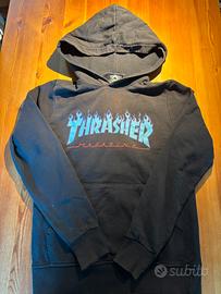 Felpa nera con la scritta blu “Thrasher”