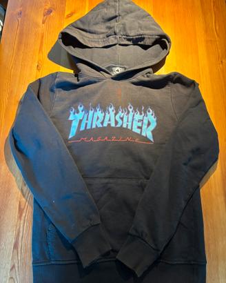 Felpa nera con la scritta blu “Thrasher”