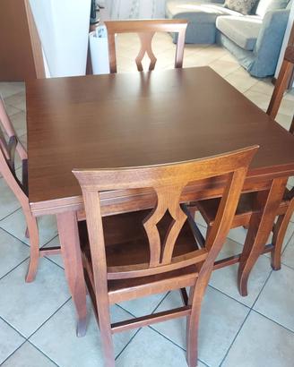 Tavolo allungabile con sedie