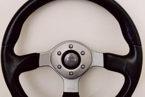 volante Momo in pelle 