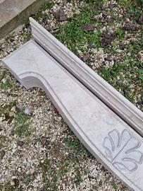 fuoco camino in marmo bianco danneggiato 