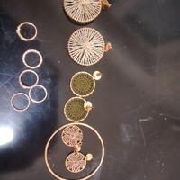 set di orecchini anelli e bracciale