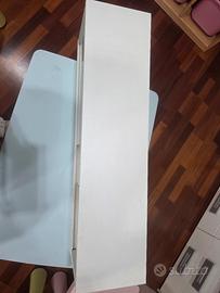 mobiletto bianco con ante scorrevoli in vetro