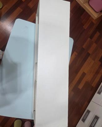 mobiletto bianco con ante scorrevoli in vetro