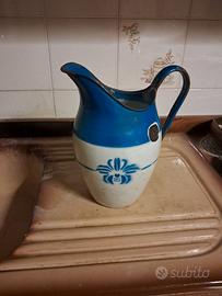 Brocca vintage in metallo smaltato