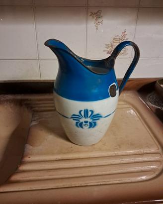 Brocca vintage in metallo smaltato