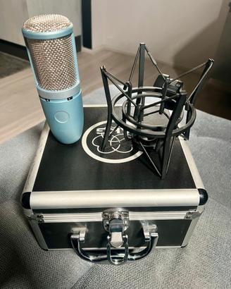 AKG P220