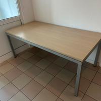 Tavolo in finitura rovere con gambe in metallo