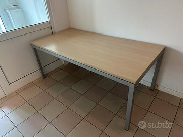 Tavolo in finitura rovere con gambe in metallo