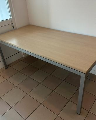 Tavolo in finitura rovere con gambe in metallo