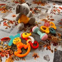 Set 5 giocattoli per neonati: sonagli e peluche