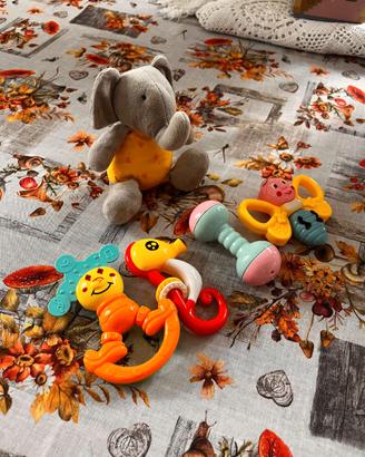 Set 5 giocattoli per neonati: sonagli e peluche