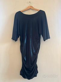 Vestito nero elegante con scollo schiena