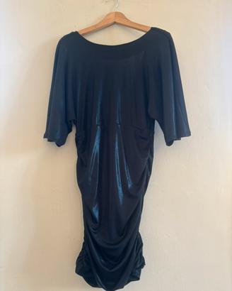Vestito nero elegante con scollo schiena