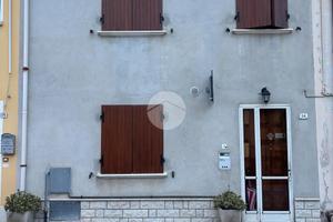 CASA SEMINDIPENDENTE A FANO