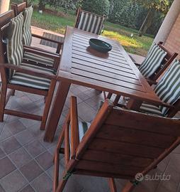 Tavolo da esterno con sei sedie