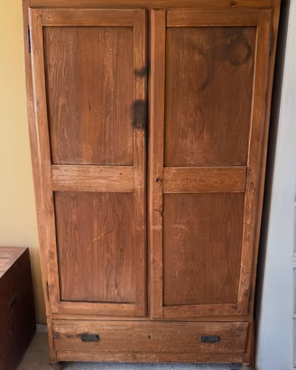Armadio rustico in legno massello