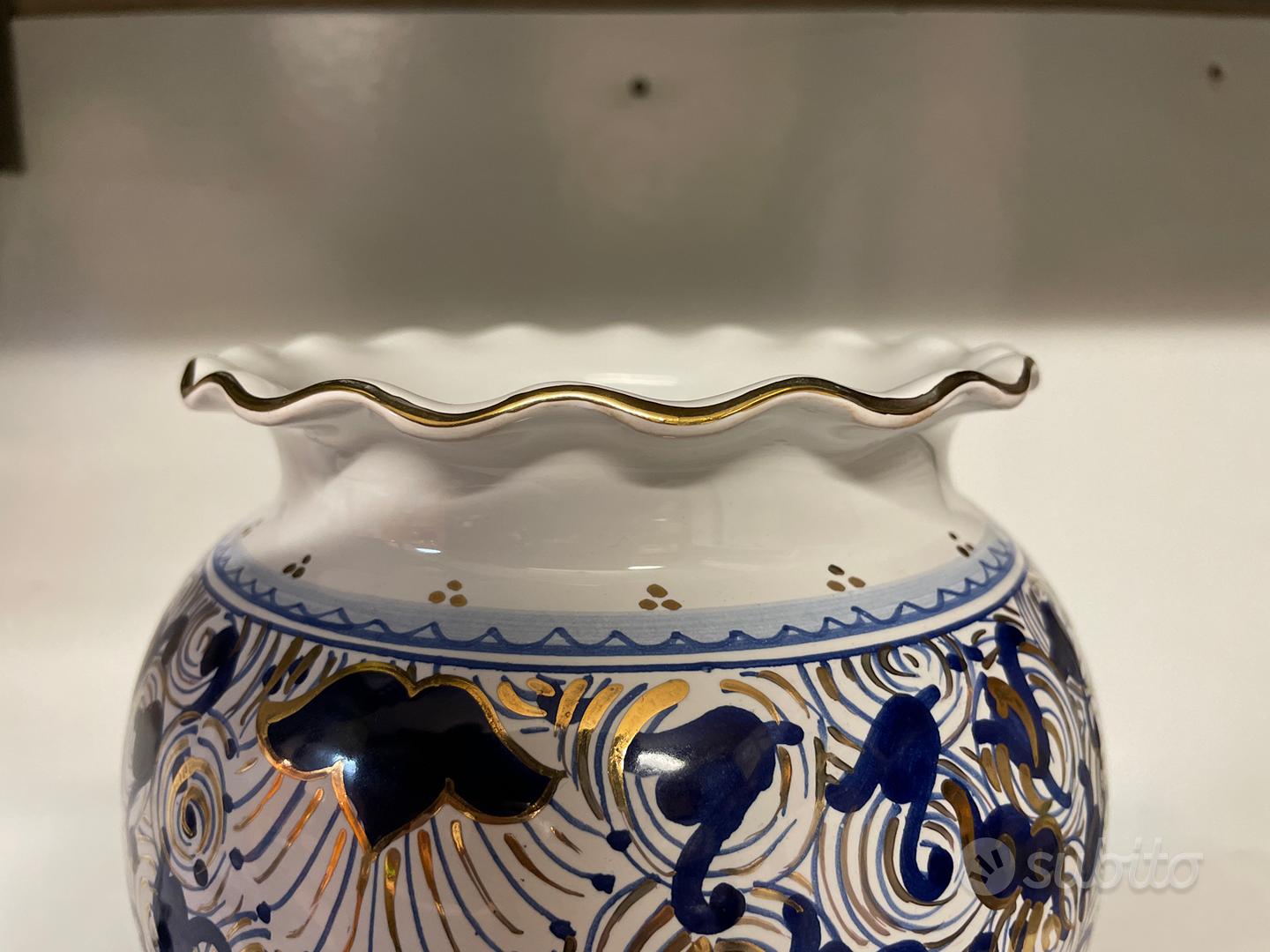 Vaso in ceramica di Faenza dipinto con il decoro del Melograno