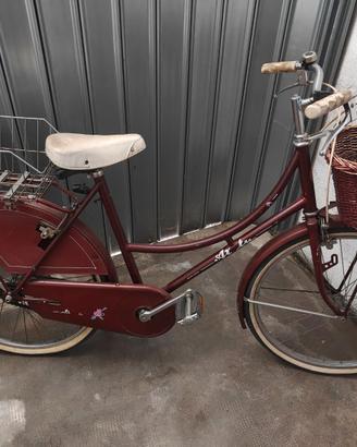 Bicicletta vintage bordeaux – comoda, con cestini