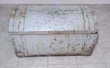 Antico baule navale in legno e metallo