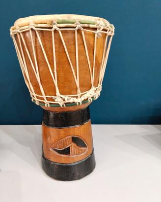 Djambè/bongo africano dipinto e fatto a mano.