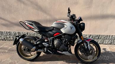 Trident 800