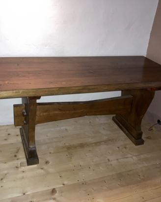 Tavolo rustico e grande