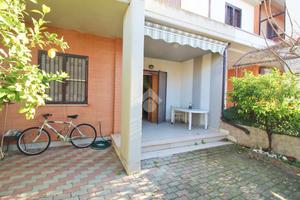 VILLA A SCHIERA A CAMPOMARINO