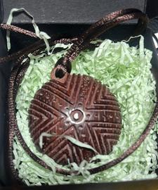 Ciondolo in legno ispirazione Pintadera nuragica 