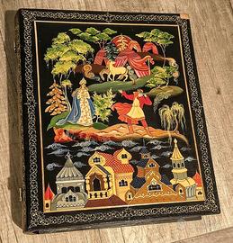 Scatola in legno russa vintage