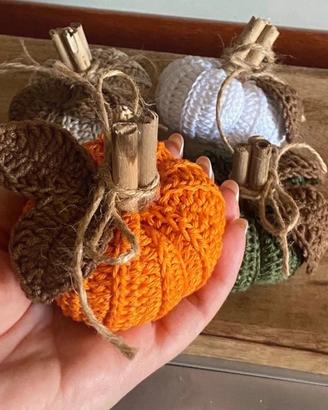 4 zucche decorative fatte a mano all’uncinetto