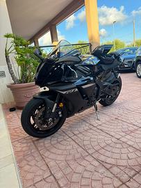 R1 total black 2024