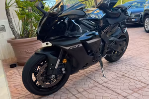 R1 total black 2024
