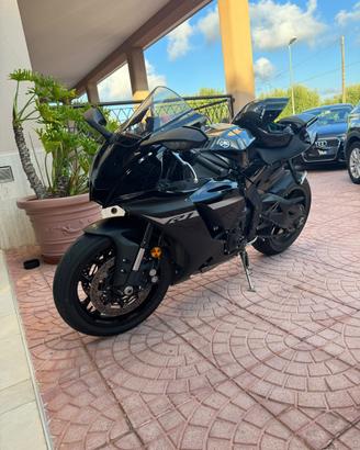 R1 total black 2024