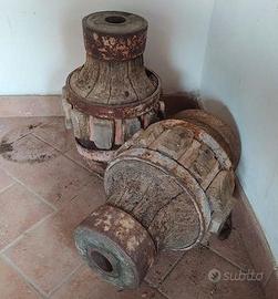Antichi mozzi in legno di carro agricolo
