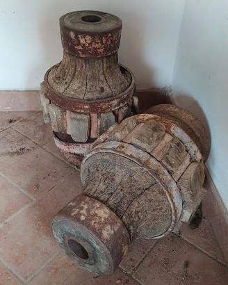 Antichi mozzi in legno di carro agricolo