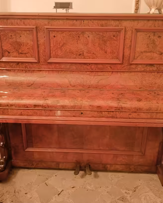 Pianoforte verticale d'epoca in radica di noce