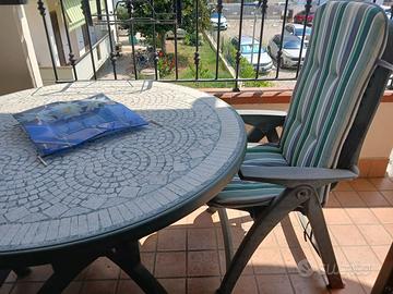 Arredo giardino/terrazzo: tavolo, sedie, lettino