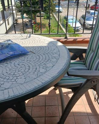 Arredo giardino/terrazzo: tavolo, sedie, lettino