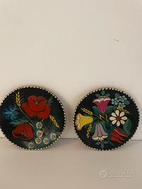 Coppia di piatti decorativi dipinti a mano