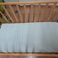 lettino in legno con materasso 
