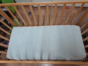lettino in legno con materasso 