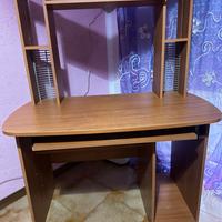 Scrivania per computer con mensole in legno