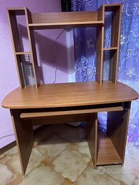 Scrivania per computer con mensole in legno