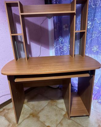 Scrivania per computer con mensole in legno