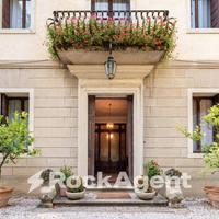 PRESTIGIOSA VILLA STORICA DELL'800 CON PARCO E TER