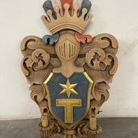 lampada da muro in legno scolpita a mano