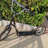 Monopattino da strada con pneumatici da 16"