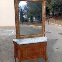 comò con specchiera dorata .