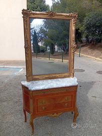 comò con specchiera dorata .